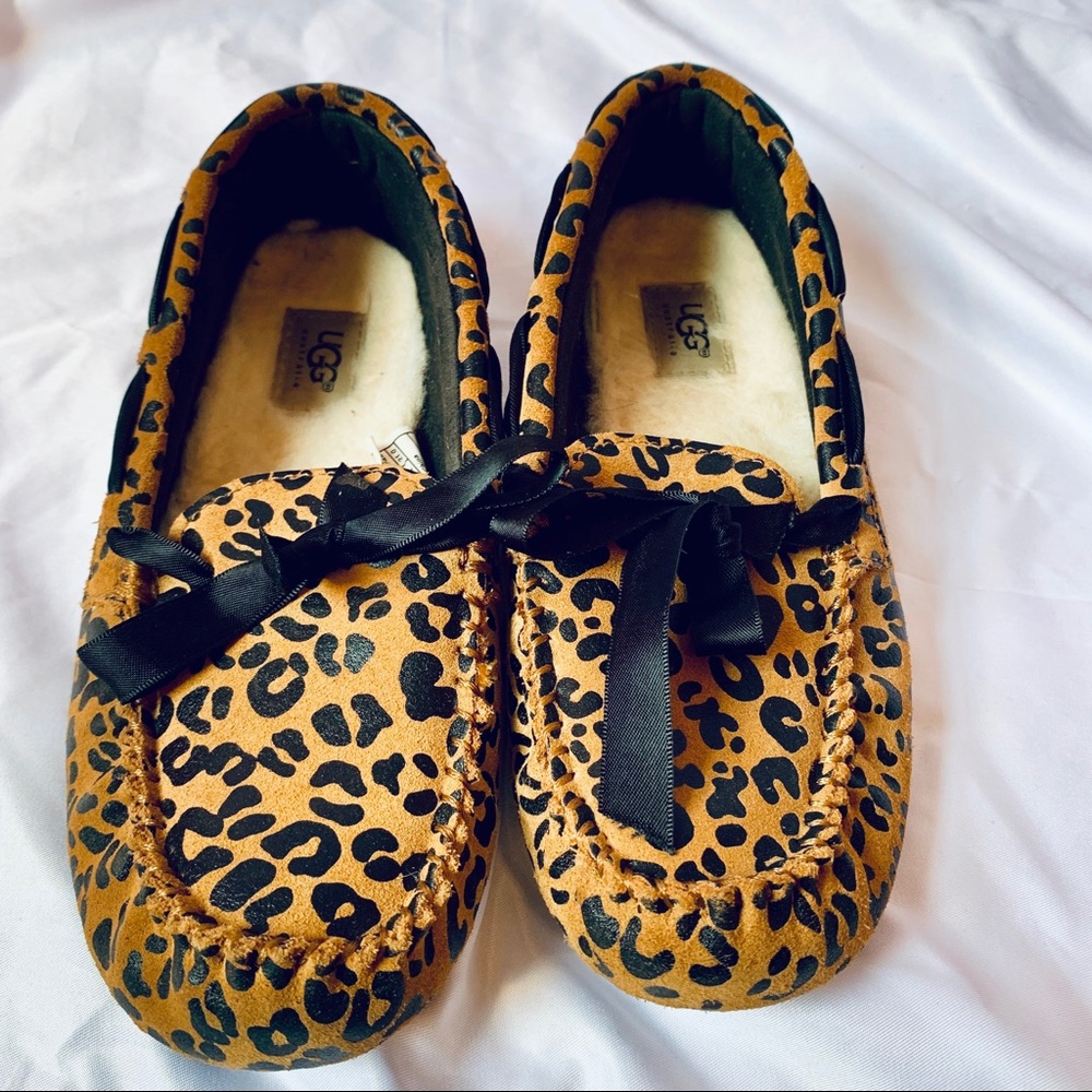 Kids Ugg Leopard print Dakota moccasins sz. 2